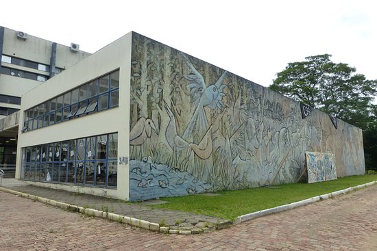 Fotografia do exterior do Teatro Caixa Preta na UFSM.