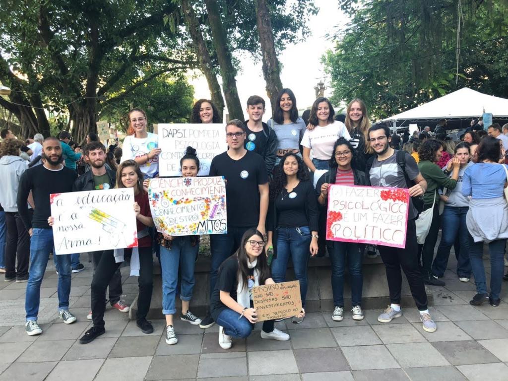 Alunos segurando cartazes de protestos