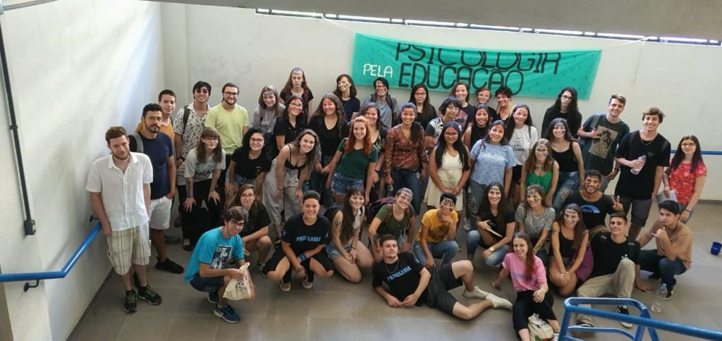 Alunos de psicologia tirando foto em uma escada