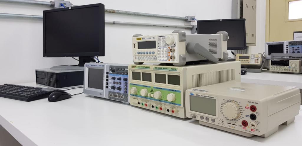 Equipamentos no laboratório de eletronica basica
