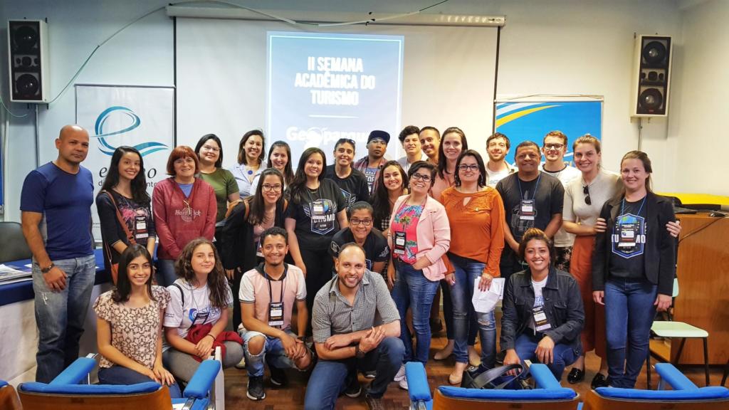 Alunos tirando foto em um auditório