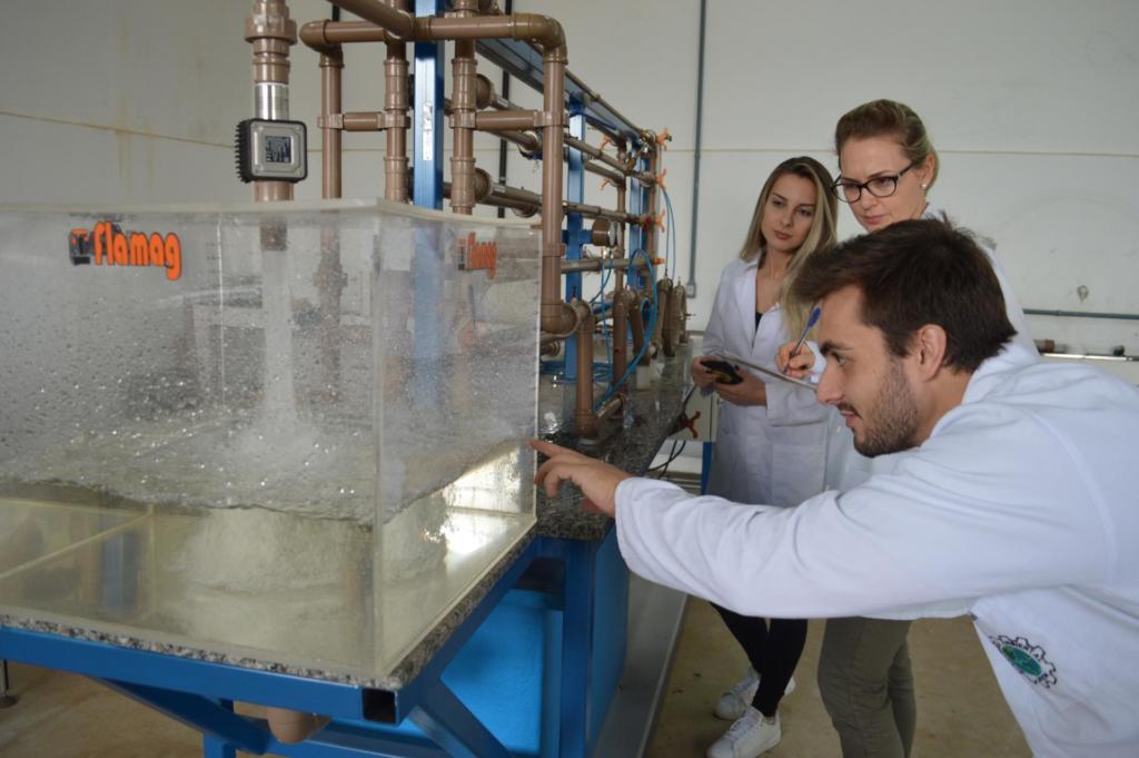 Alunos em prática de laboratório de Hidráulica