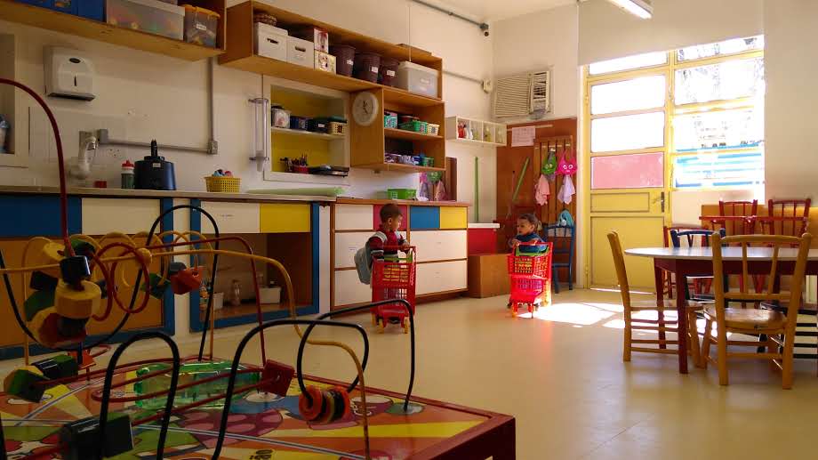 Sala de aula infantil com armários de brinquedos