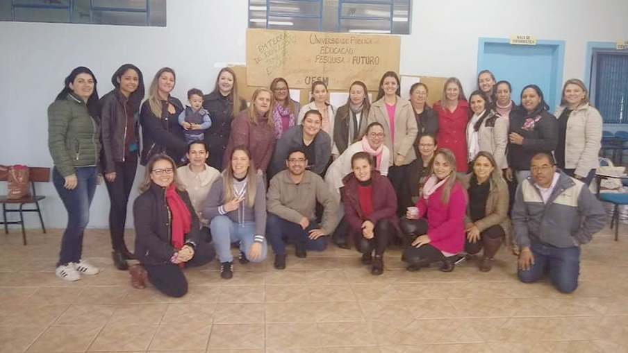 Foto de várias pessoas em um local amplo.