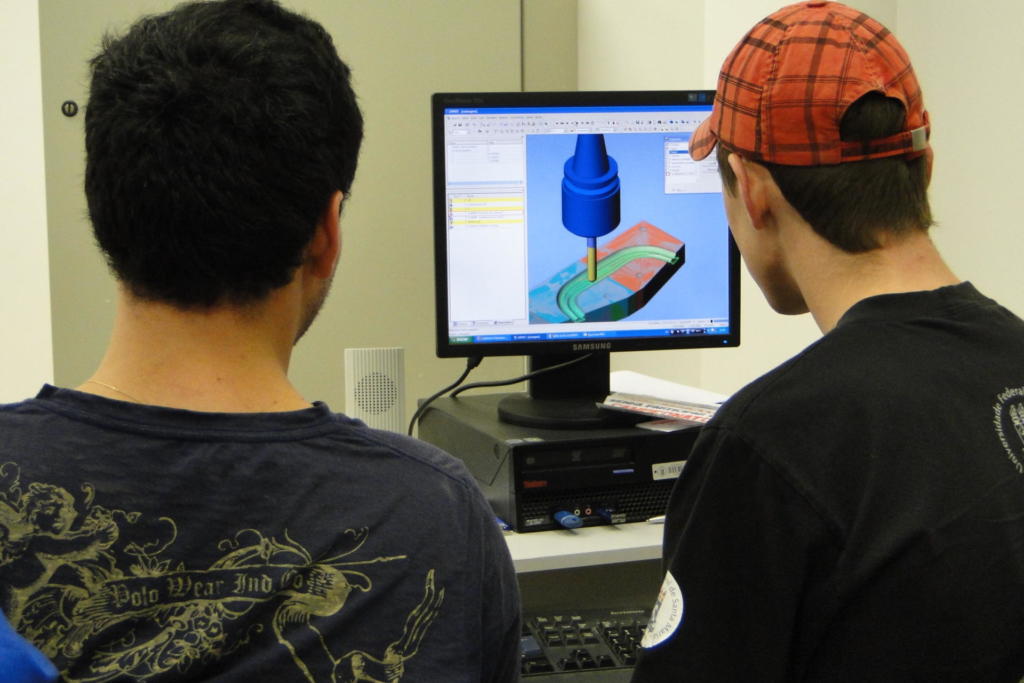 Dois meninos projetando em computador