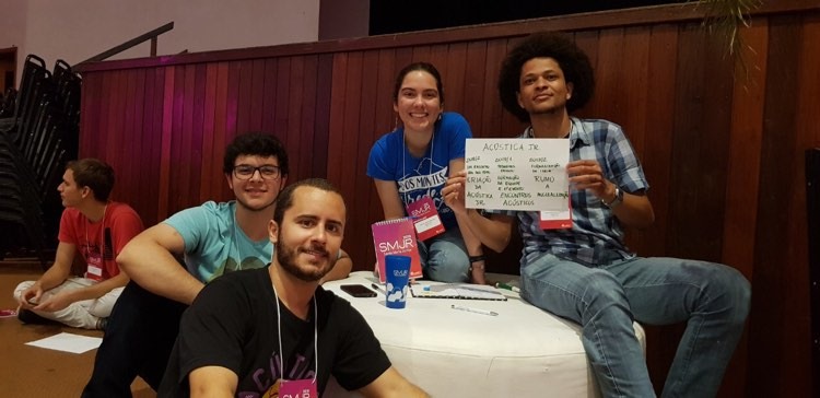 Foto de quatro jovens integrantes da empresa júnior.