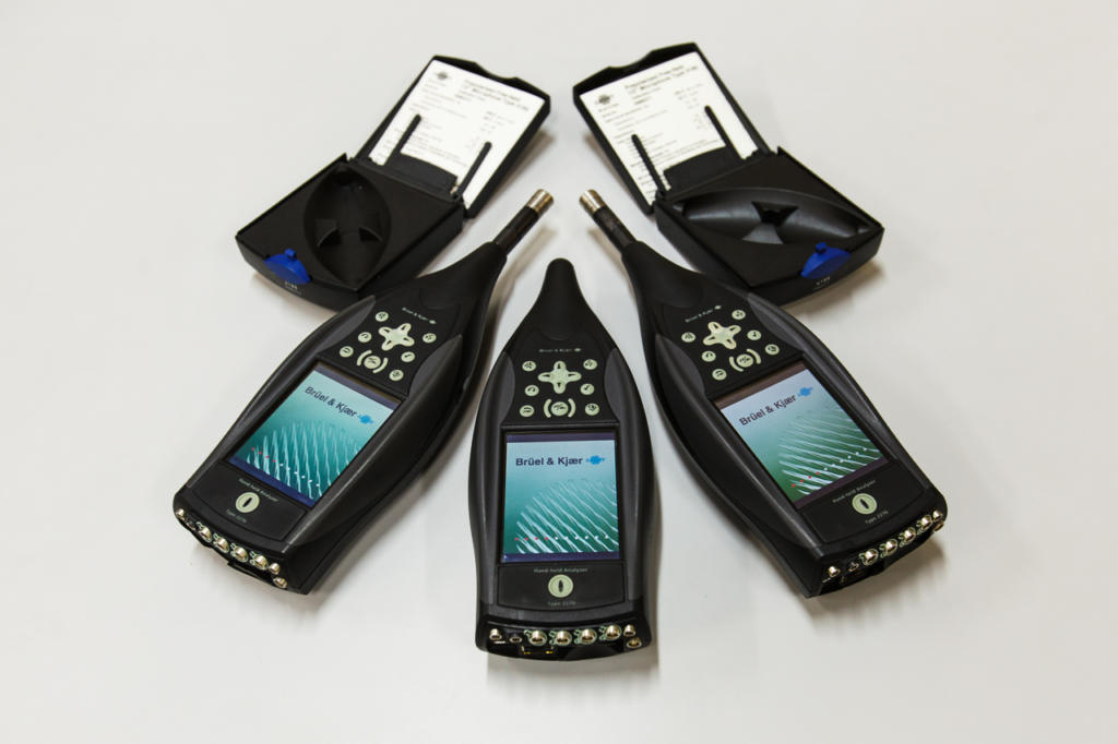 Foto de cinco aparelhos usados nas aulas.