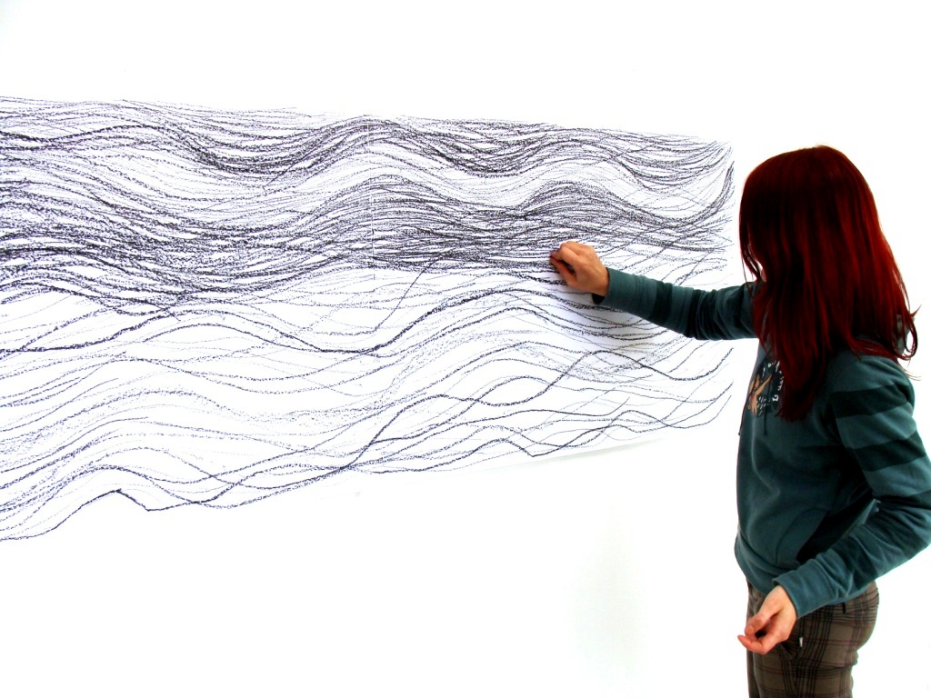 um aluno realiza um estudo de desenho com ondas