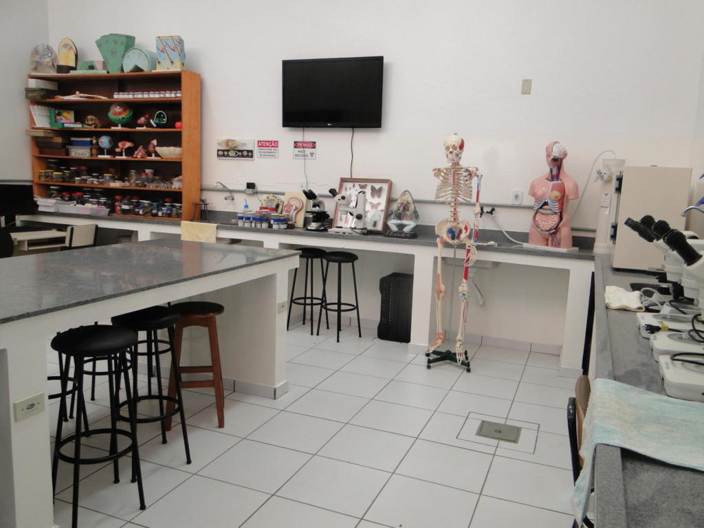 Laboratório de Biologia com bancadas e protótipos do corpo humano