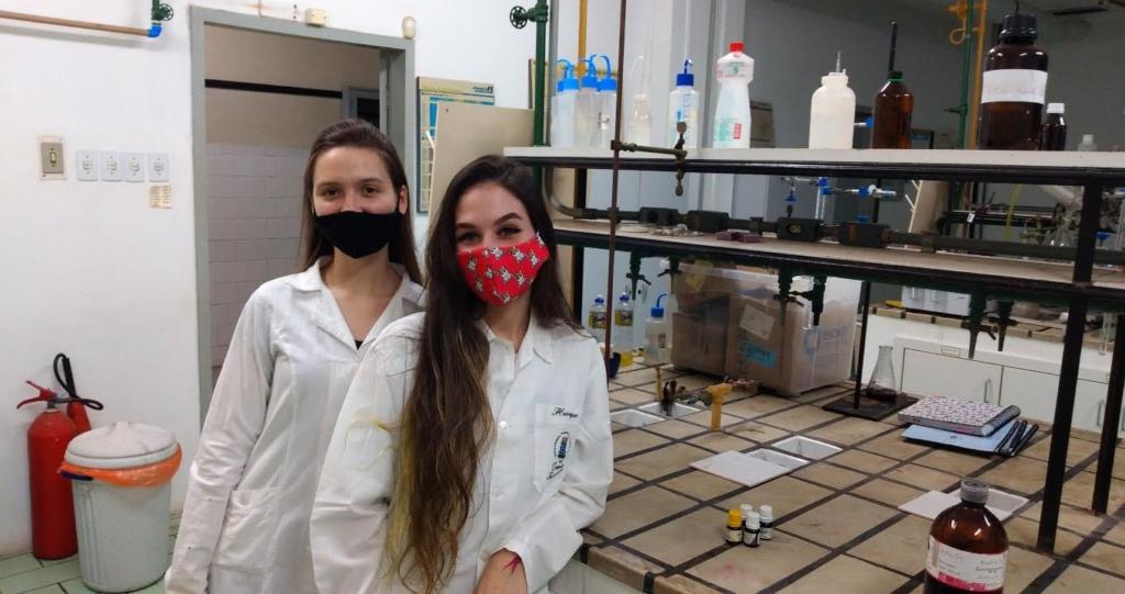 (Química - Bacharelado) Alunas Luiza e Antonia realizando os experimentos para o Descubra em Rede