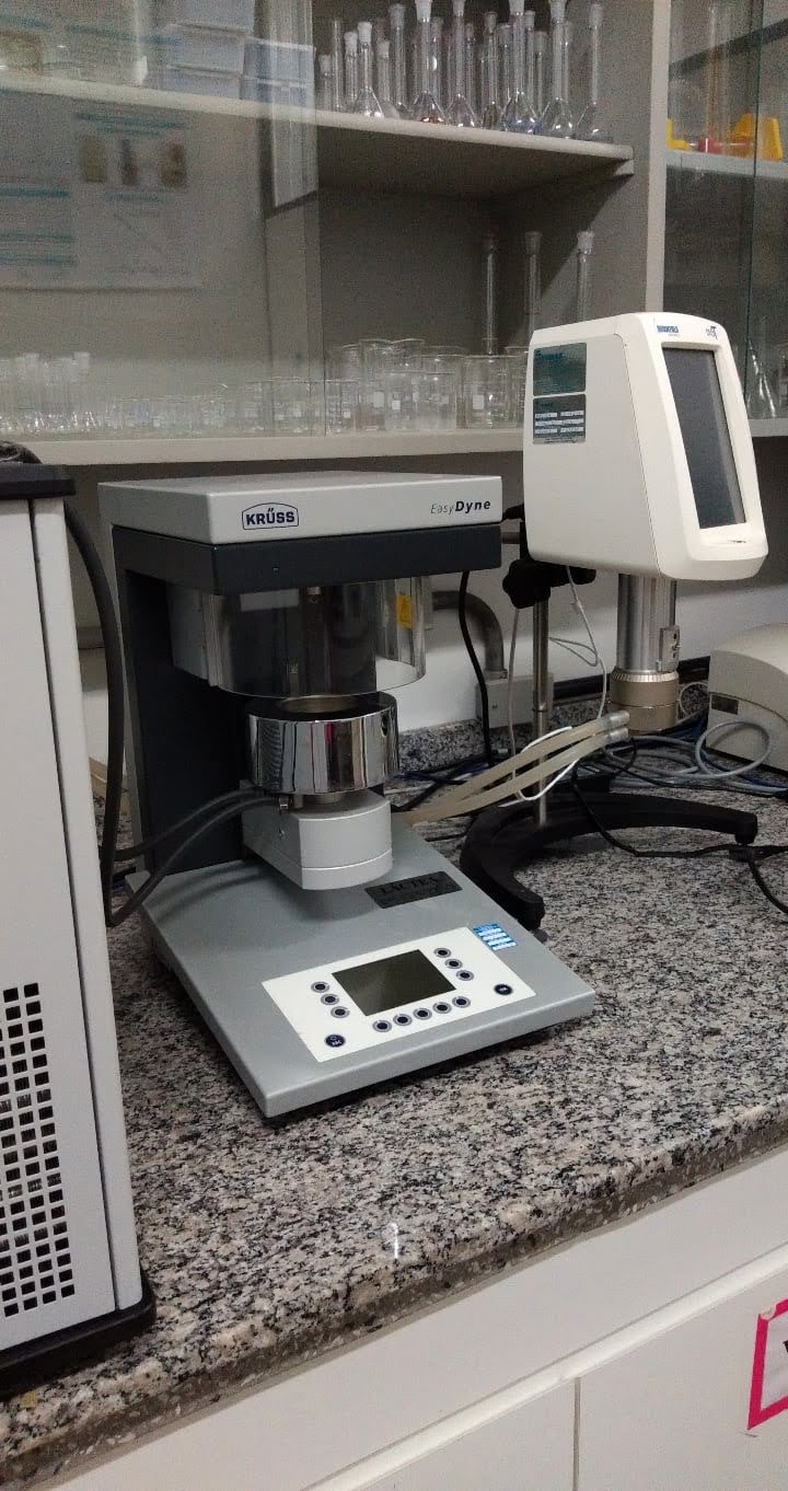 Foto de um instrumento usado no laboratório de pesquisa.