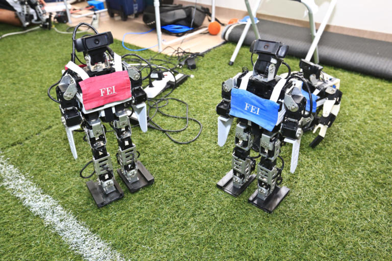 Dois robôs em mesa de futebol
