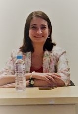 Foto de perfil de mulher usando terno e braços cruzados