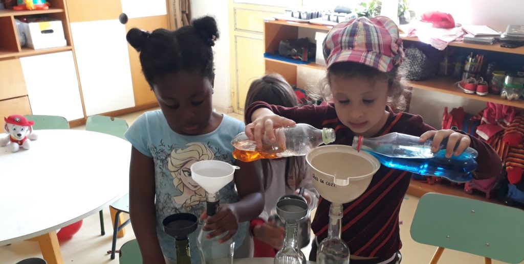 Duas crianças cozinhando em bancada