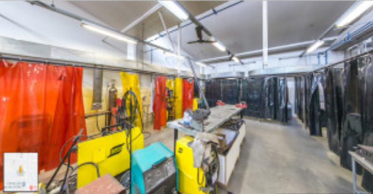 Laboratório com diversos equipamentos de soldagem