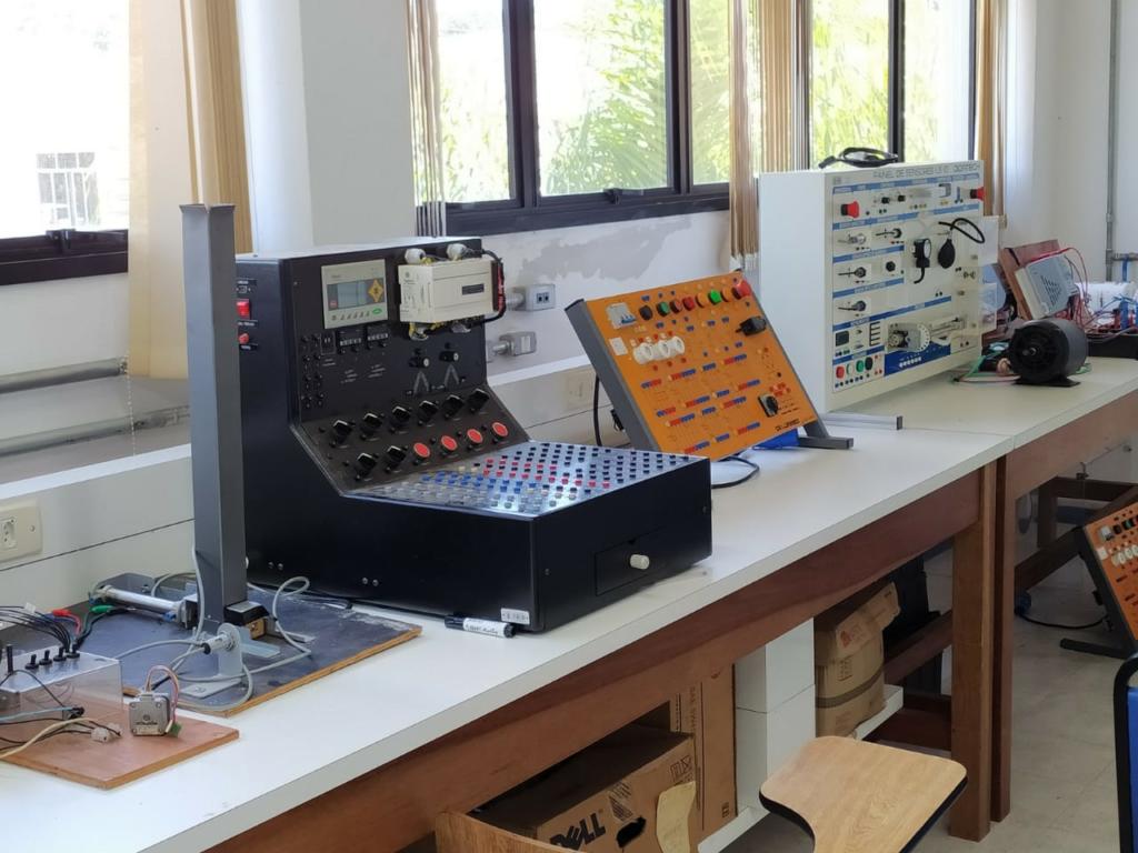 Bancada bege com equipamentos