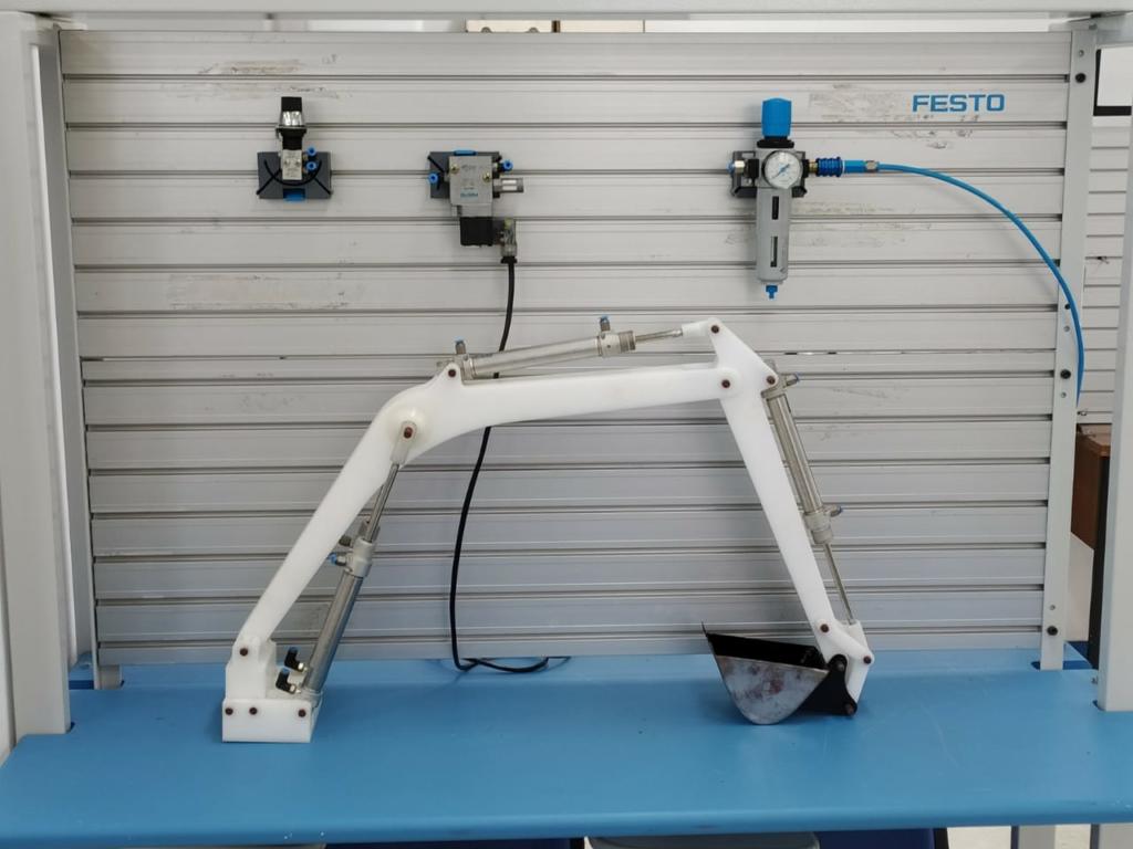 Painel cinza com equipamentos