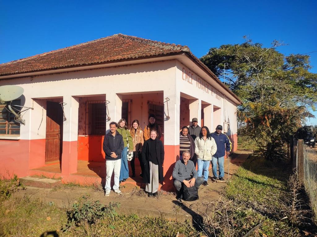 Equipe da UFSM dos cursos de Direito e Arquitetura, atendendo as demandas das comunidades quilombolas de Formigueiro, visitam a cidade para a reforma das sedes de suas associações. (30/06/2025)