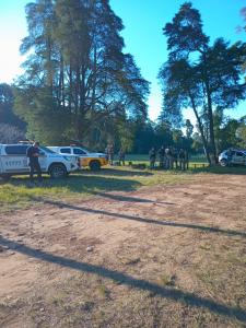 Estivemos hoje pela tarde acompanhando a situação da retomada Kaingang, prestando assessoria jurídica popular com atuação de advogado. Defendemos os direitos tradicionais dos povos indígenas, bem como manifestamos preocupação com a atuação da Brigada Militar na situação, deslocando Tropa de Choque equipada e acompanhada de cães, em ato de intimidação e "demonstração de força" reconhecido pelo comando presente no local, mesmo estando ocupado por comunidade pequena, com mulheres e crianças, que não apresentaram riscos à integridade dos presentes. Seguimos acompanhando o processo de retomada, oferecendo total apoio à comunidade, visando garantir tanto a proteção aos direitos indígenas como a integridade de todos os envolvidos. (15/07/2025)