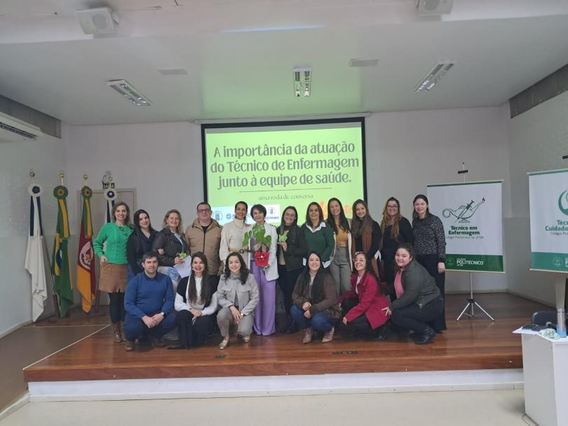 Foto coletiva com os professores e bolsistas do Colégio Politécnico.