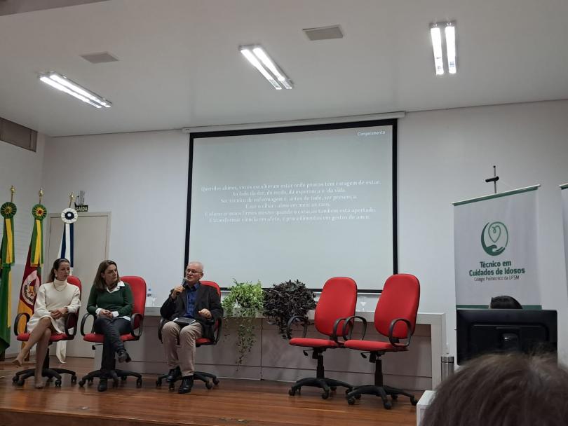 Fala do professor Moacir Bolzan e da coordenadora (Cíntia Mutti) e vice coordenadora (Rhea Silvia Soares). do Técnico em Enfermagem.