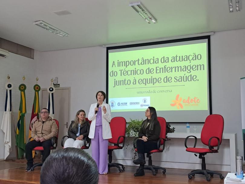 Início da roda de conversa, mediada pela professora Neida e egressos.