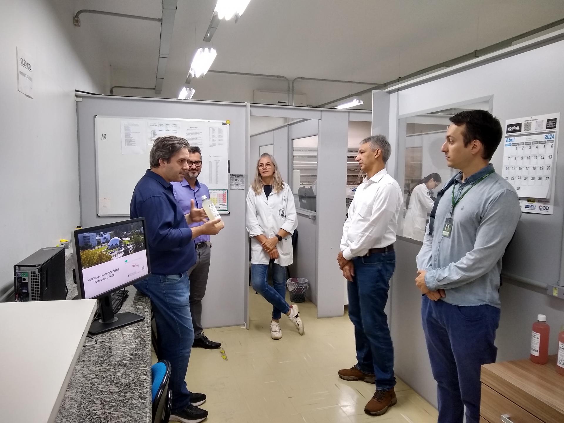 Professor Juliano Barin recebe a comitiva e apresenta o laboratório de alimentos