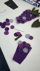 Confecção de chaveiros de frutas no mini curso "Costura Criativa".