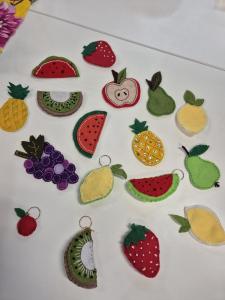 Confecção de chaveiros e imãs de geladeira no mini curso "Costura Criativa".