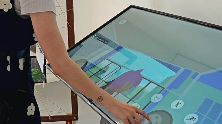 Totem digital é usado como suporte para exposições