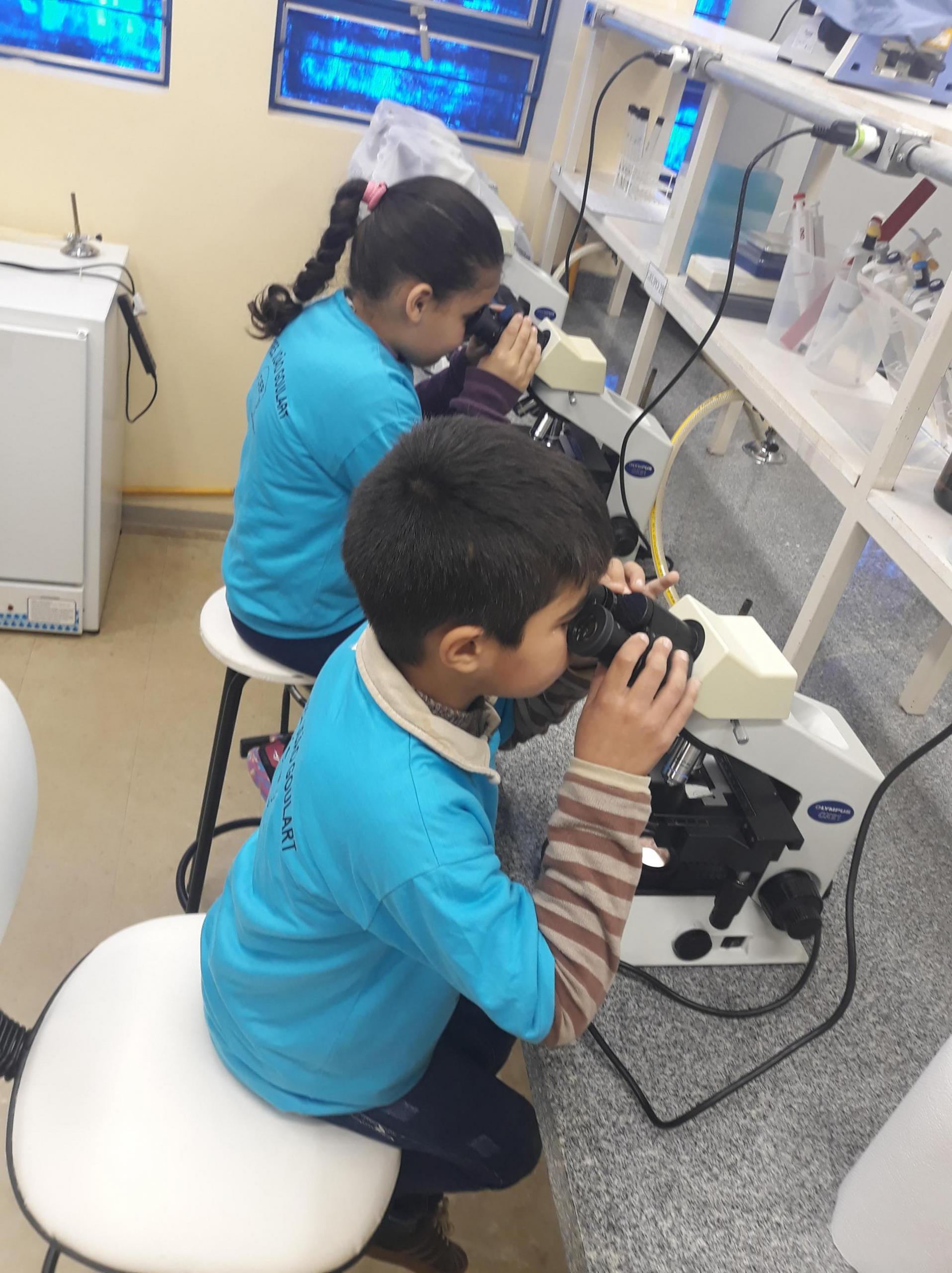 Estudantes do 5º ano visitando o laboratório