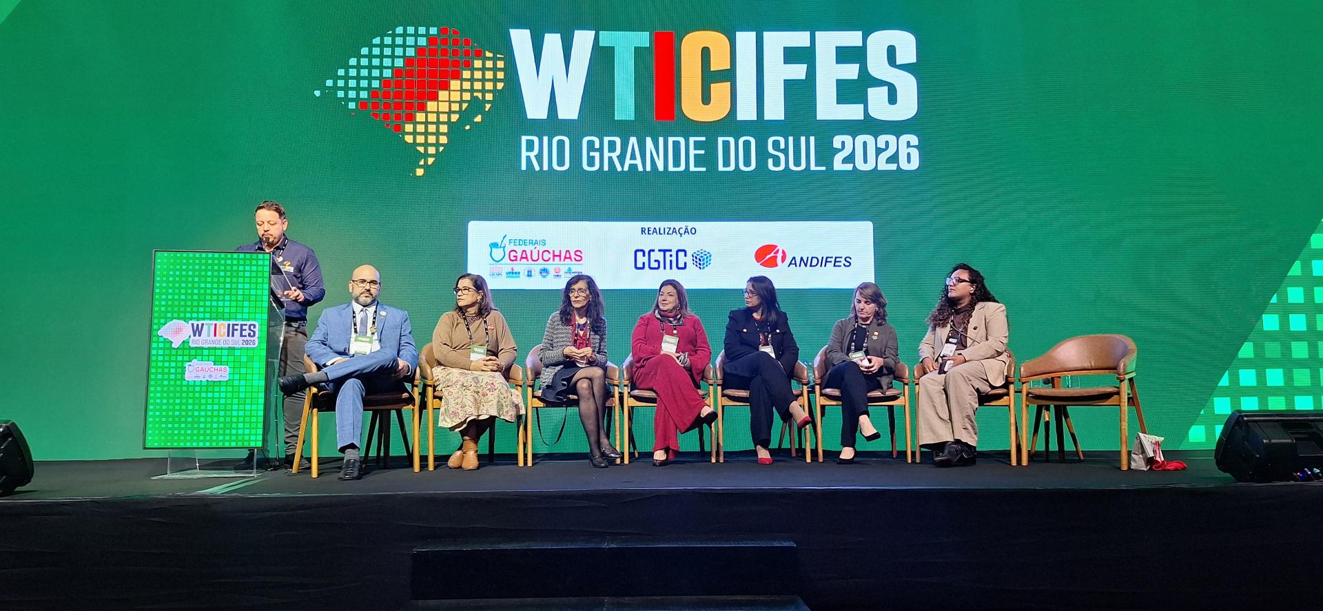 Palco do WTICIFES com reitoras e reitor das universidade federais do RS