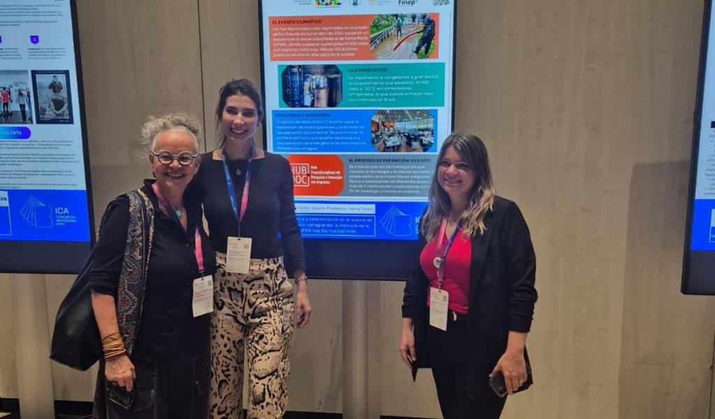 A Diretora do Arquivo Nacional, Mônica Lima (à esquerda), prestigiou o pôster ao lado de Daiane Segabinazzi Pradebon (ao centro) e  Débora Flores (à direita)