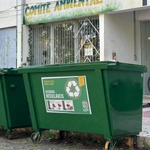 foto de conteiner externo de recicláveis