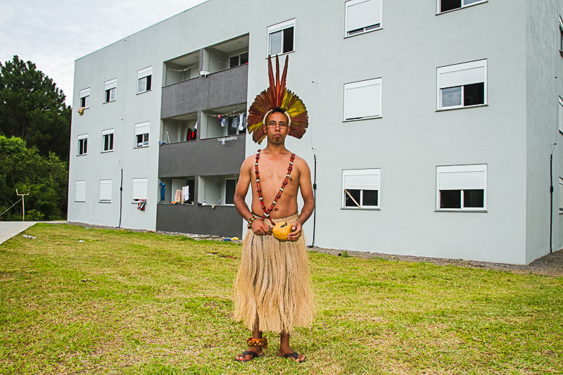 estudante indígena em frente à casa do estudante indígena da ufsm