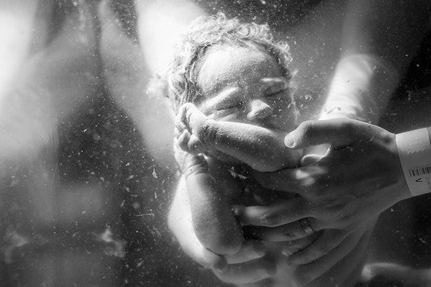 Foto vencedora do concurso 2016 de fotografias de parto promovido pela Associação Internacional de Fotógrafos de Nascimento. Créditos: Marijke Thoen Geboortefotografie.