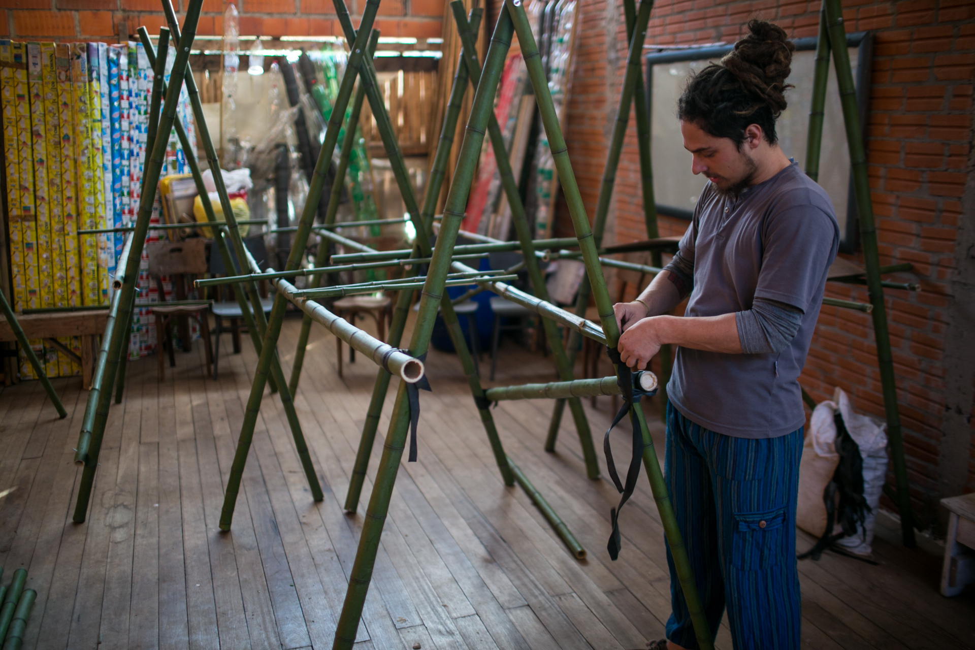 Um dos integrantes da Rede finaliza a confecção de estruturas de bambu para a Feira da Biodiversidade