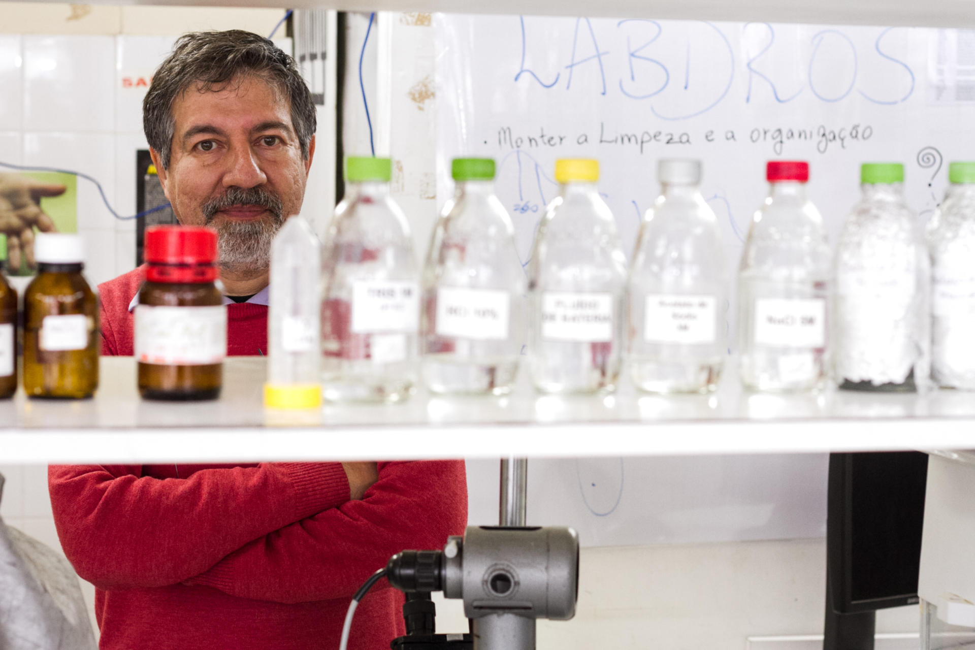  Élgion Loreto em seu laboratório no Centro de Ciências Naturais, onde estuda as propriedades da wolbachia