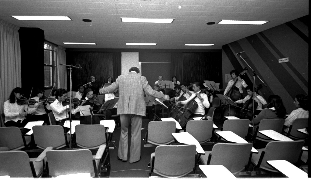 Apresentação da Orquestra Universitária em homenagem ao Dia do Trabalho, no Anfiteatro da sala de Exposições - 03/05/79. Fotógrafo: não identificado