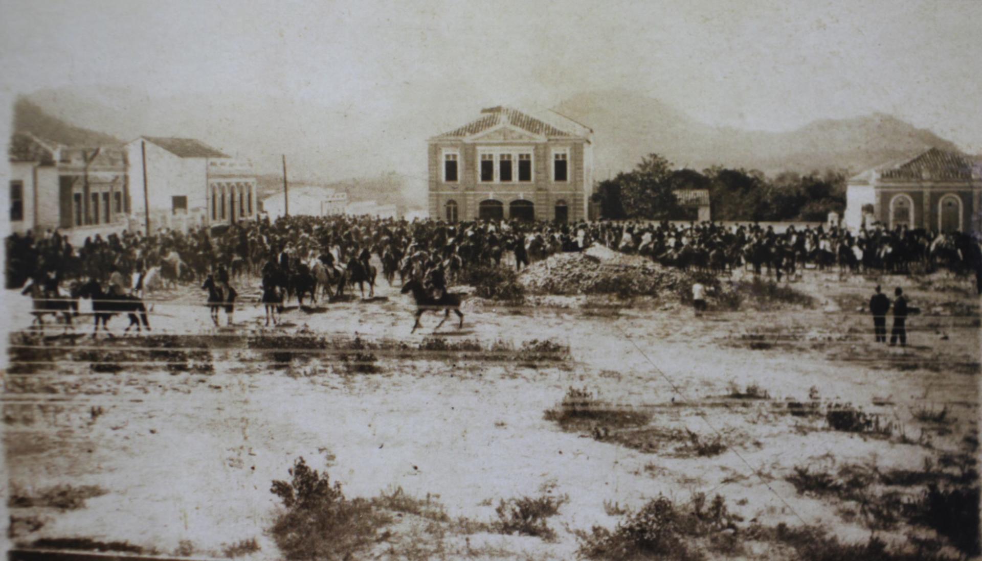 Vista da Praça Saldanha Marinho provavelmente nos finais do século XIX. Créditos: Acervo da Casa de Memória Edmundo Cardoso.