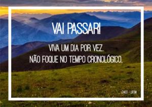 Descrição da Imagem: Paisagem montanhosa com gramado em frente, e céu em tom de amarelo com algumas nuvens. Sobreposto está a mensagem: vai passar! Viva um dia por vez. Não foque no tempo cronológico.