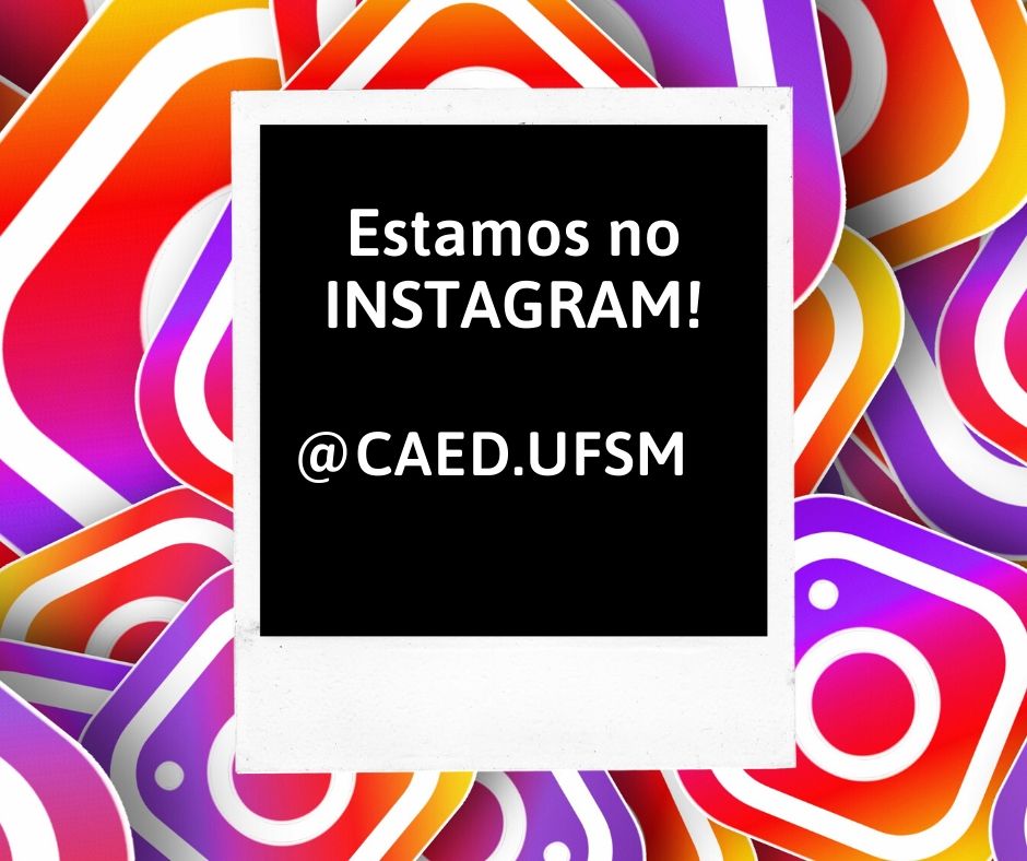 Vários símbolos do aplicativo Instagram de fundo de uma foto instantânea com o fundo preto onde se lê "Estamos no Instagram! @CAED.UFSM"