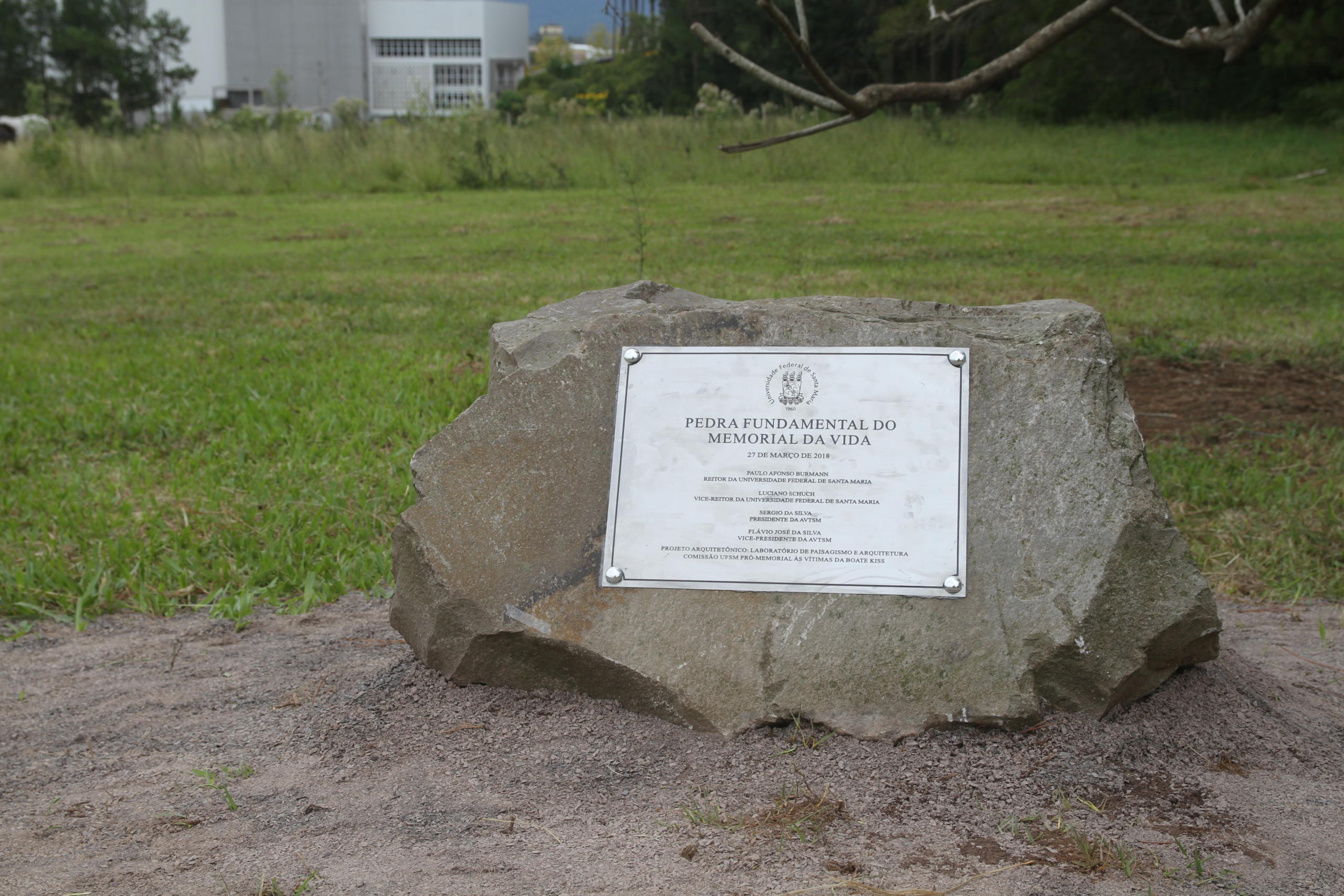 audiodescrição: Pedra fundamental do memorial fim da audiodescrição