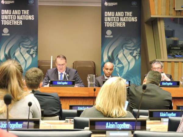 Audiodescrição: reitor Paulo Afonso Burmann discursando na ONU fim da audiodescrição