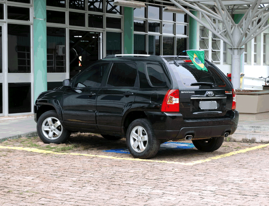 Carro estacionado em vaga para idoso