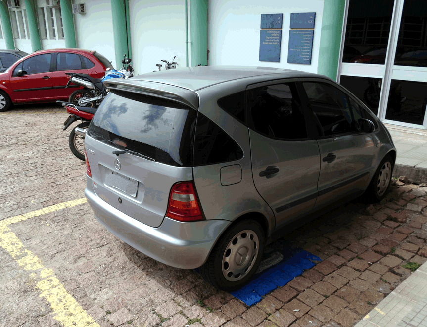 Carro estacionado em vaga para idoso2
