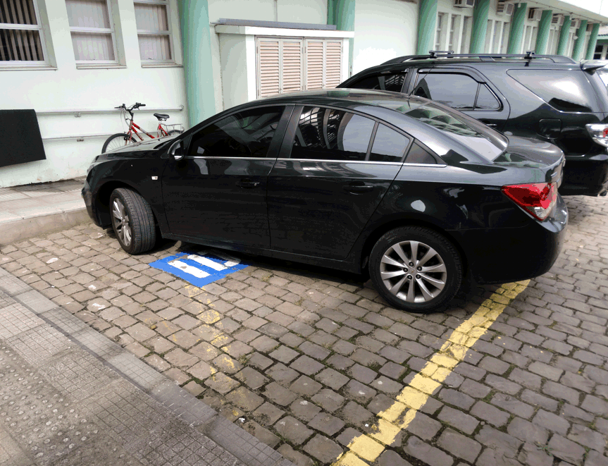 Carro estacionado em vaga para idoso3