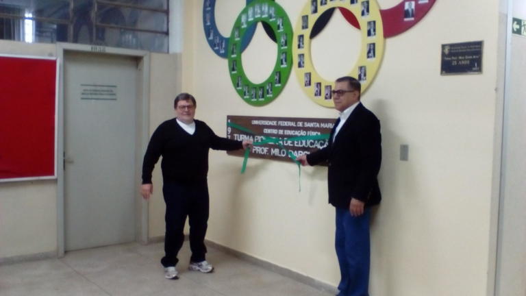 Ex-aluno, ex-docente e ex-diretor do CEFD, Valdir Bairros Duarte descerra o novo quadro da Turma Pioneira, ao lado do autual Diretor
