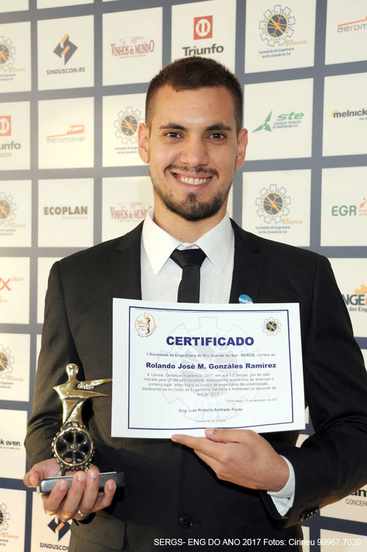 Rolando segurando o certificado.