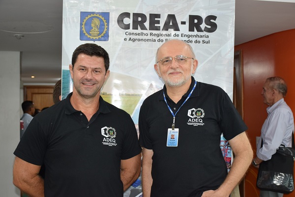 Da esquerda para a direita o Coordenador Luís Sidnei Machado e o Coordenador-adjunto Engenheiro Químico Ronaldo Hoffmann